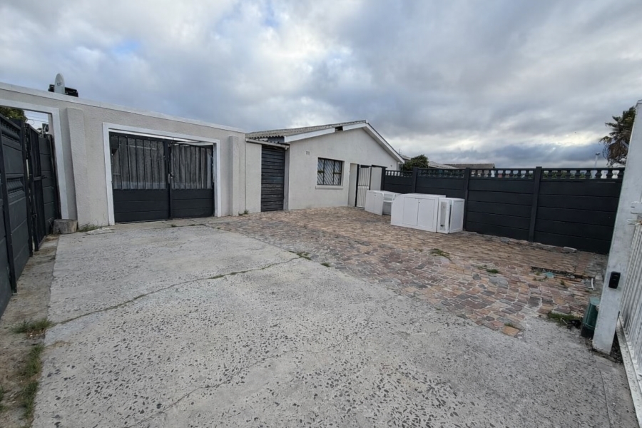 5 Bedroom Property for Sale in Lotus River Western Cape